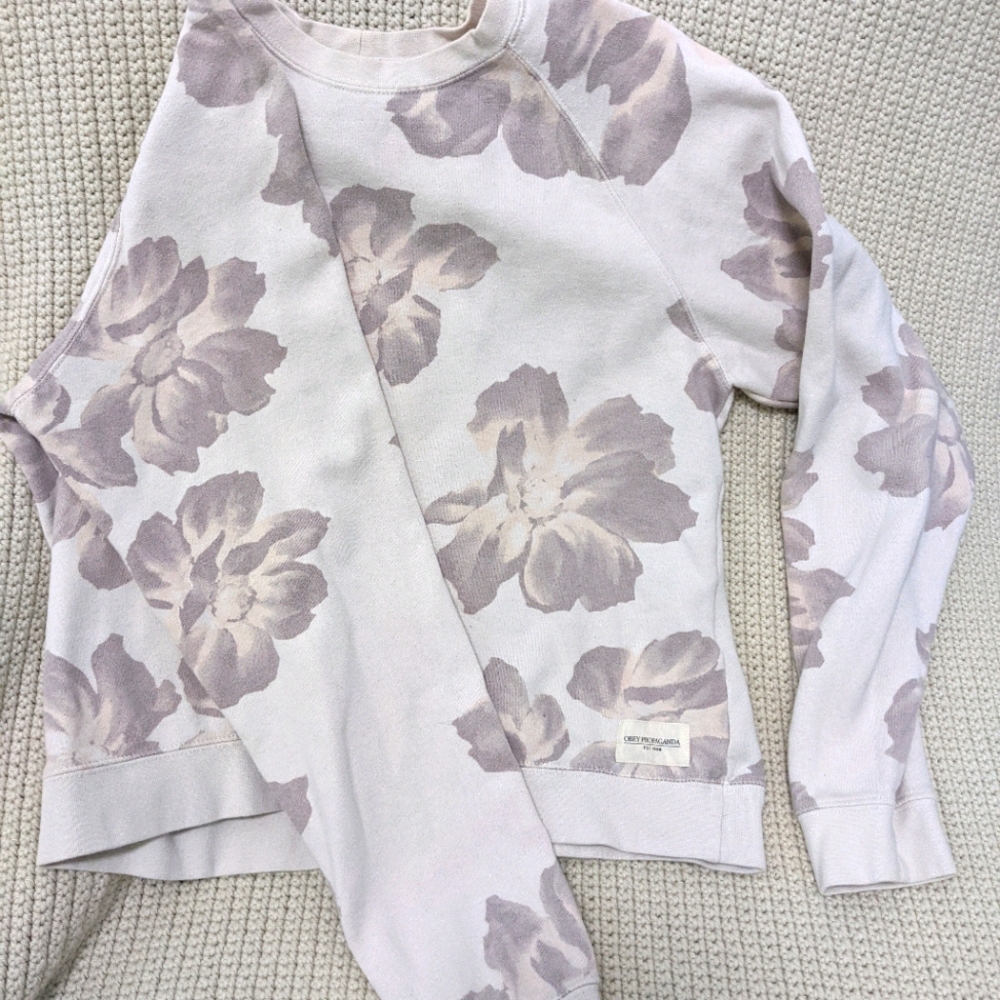 Long sleeve sweater with neutral flower print